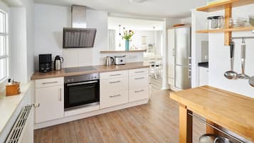 Kühlschrank, Ofen, Geschirrspüler, Hochstuhl