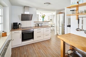 Fridge, oven, dishwasher, high chair - Vacation home Stürsholz Gut Oestergaard - Holiday home Stürsholz (Steinberg)