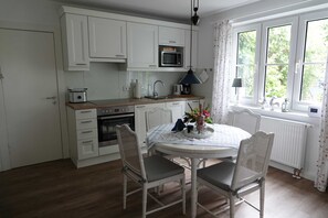 Een koelkast, een microgolfoven, een oven, een vaatwasser