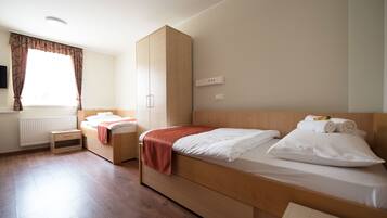 1 habitación, caja de seguridad en la habitación y escritorio