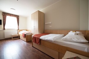 1 habitación, caja de seguridad en la habitación y escritorio 