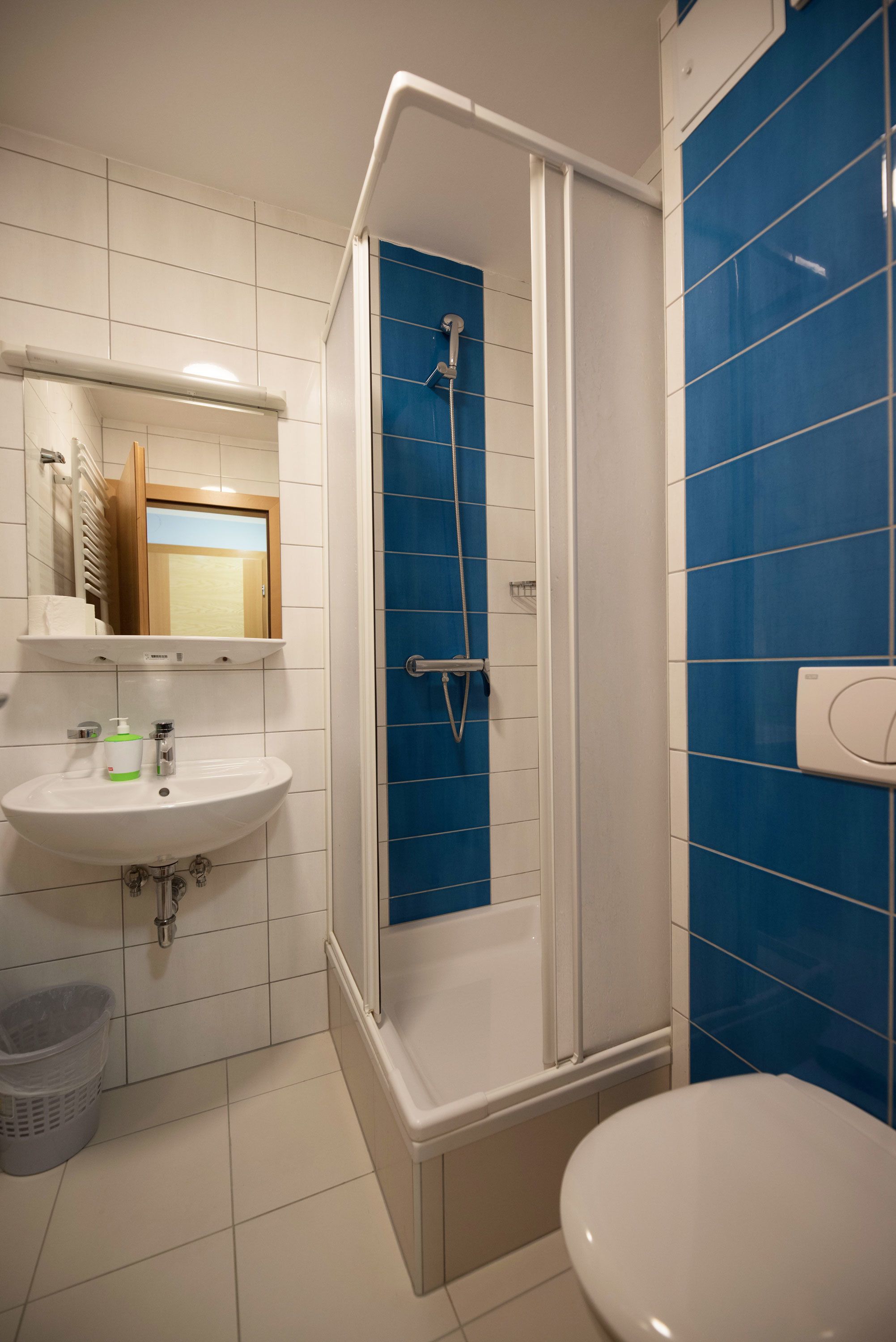 shower, free toiletries, towels