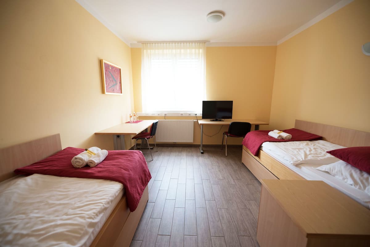 1 bedroom, in-room safe, desk, WiFi (free)