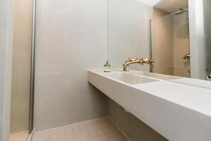 シャワー、ヘアドライヤー、タオル