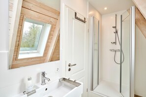 Dusche, Haartrockner, Handtücher