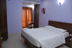 Business Double Room, 1 Twin Bed, Non Smoking | In-room safe, desk, soundproofing, iron/ironing board