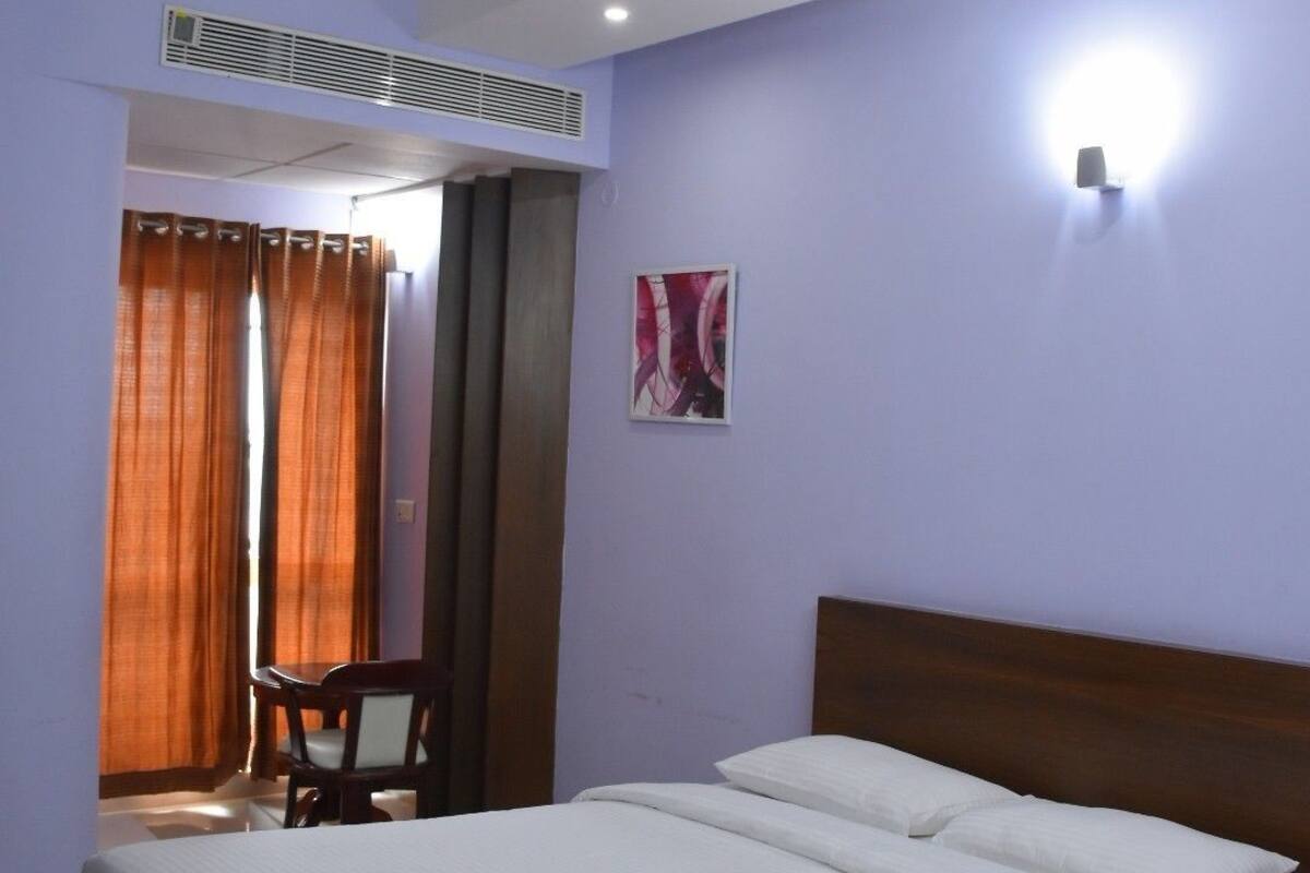 Business Double Room, 1 Single Bed, Non Smoking | In-room safe, desk, soundproofing, iron/ironing board