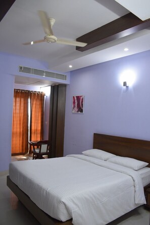 Business Double Room, 1 Twin Bed, Non Smoking | In-room safe, desk, soundproofing, iron/ironing board