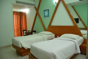 Business Single Room, 1 Single Bed, Non Smoking | In-room safe, desk, soundproofing, iron/ironing board