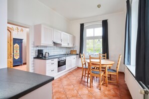 Oven, dishwasher, highchair