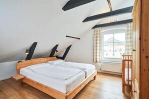 4 bedrooms, travel crib, WiFi, bed sheets