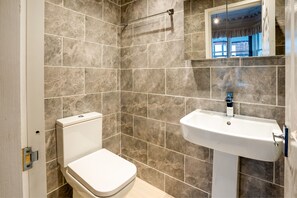 Standard-Doppelzimmer, 1 Doppelbett | Badezimmer | Dusche, Handtücher