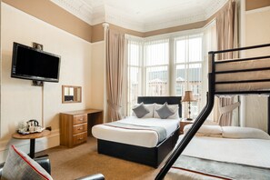 Standard-Dreibettzimmer, Mehrere Betten | Schreibtisch, Bügeleisen/Bügelbrett, kostenlose Babybetten