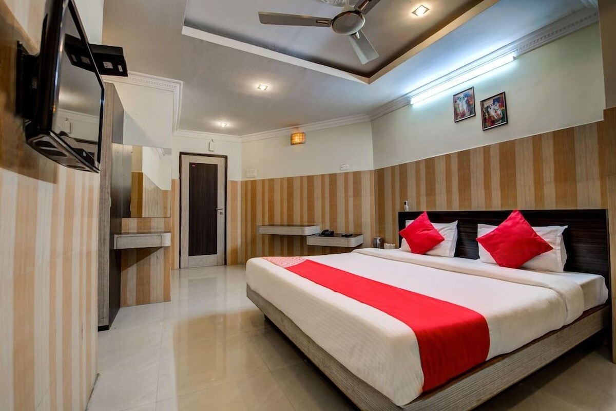 Minibar, laptop workspace, blackout drapes, WiFi (free)