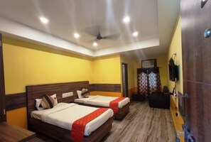 Deluxe Double Room | Minibar, individually decorated, individually furnished