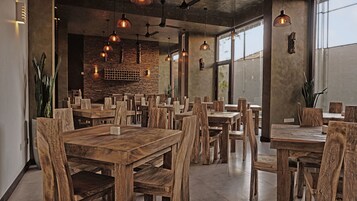 2 restaurants, breakfast, lunch, dinner served; international cuisine