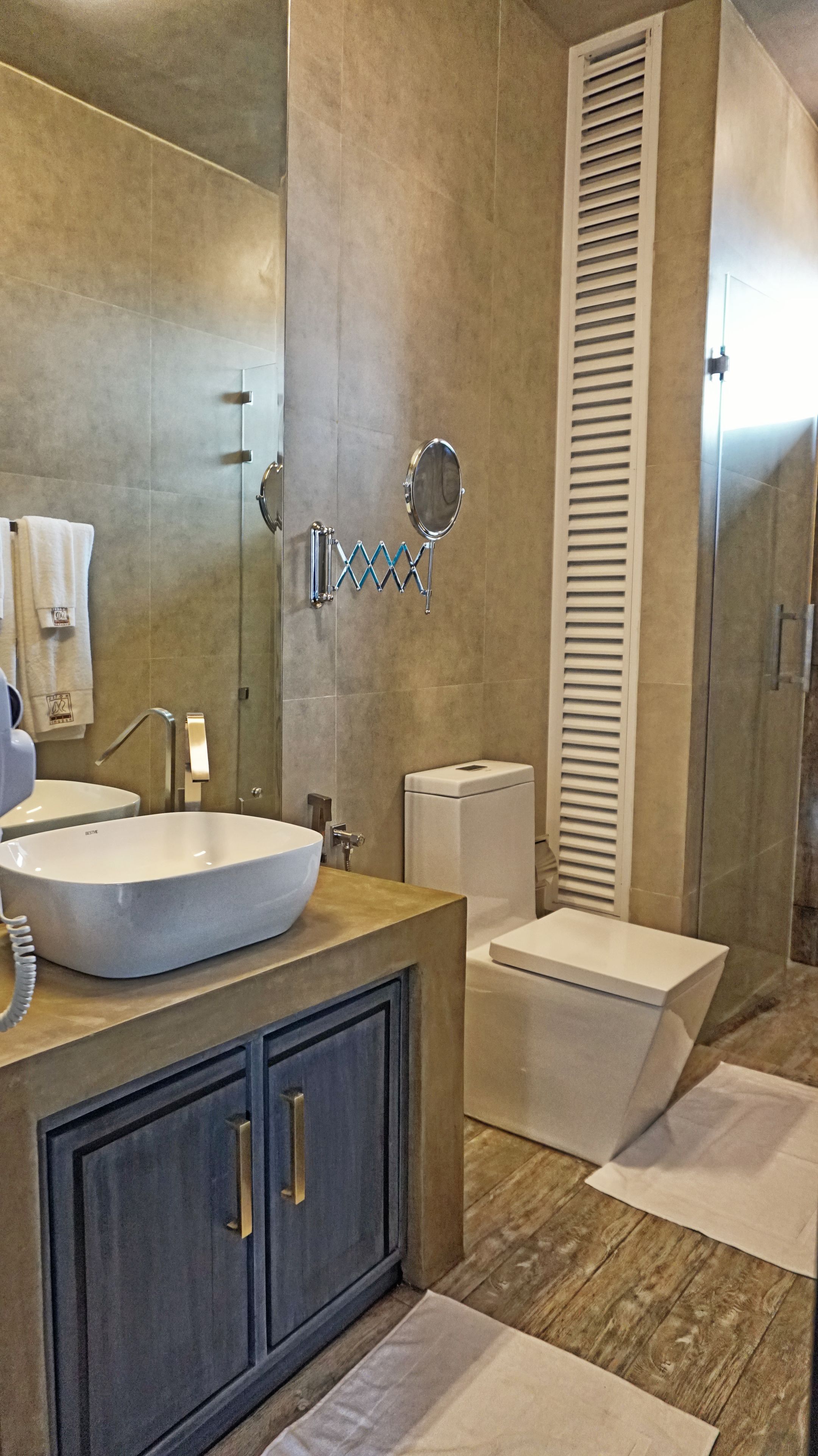 shower, free toiletries, bathrobes, towels