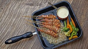2 か所のレストラン、朝食、ランチ、ディナーに営業 (多国籍料理)