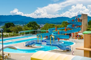 Außenpool (je nach Saison geöffnet), Rettungsschwimmer vor Ort