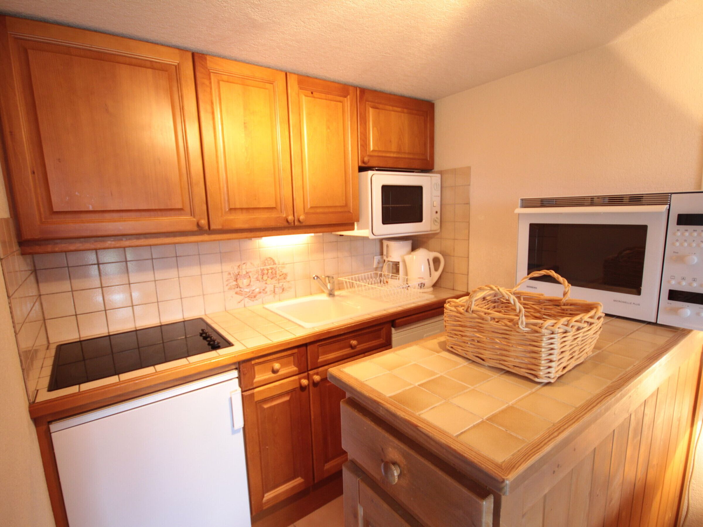 Réfrigérateur, micro-ondes, lave-vaisselle, cafetière/bouilloire