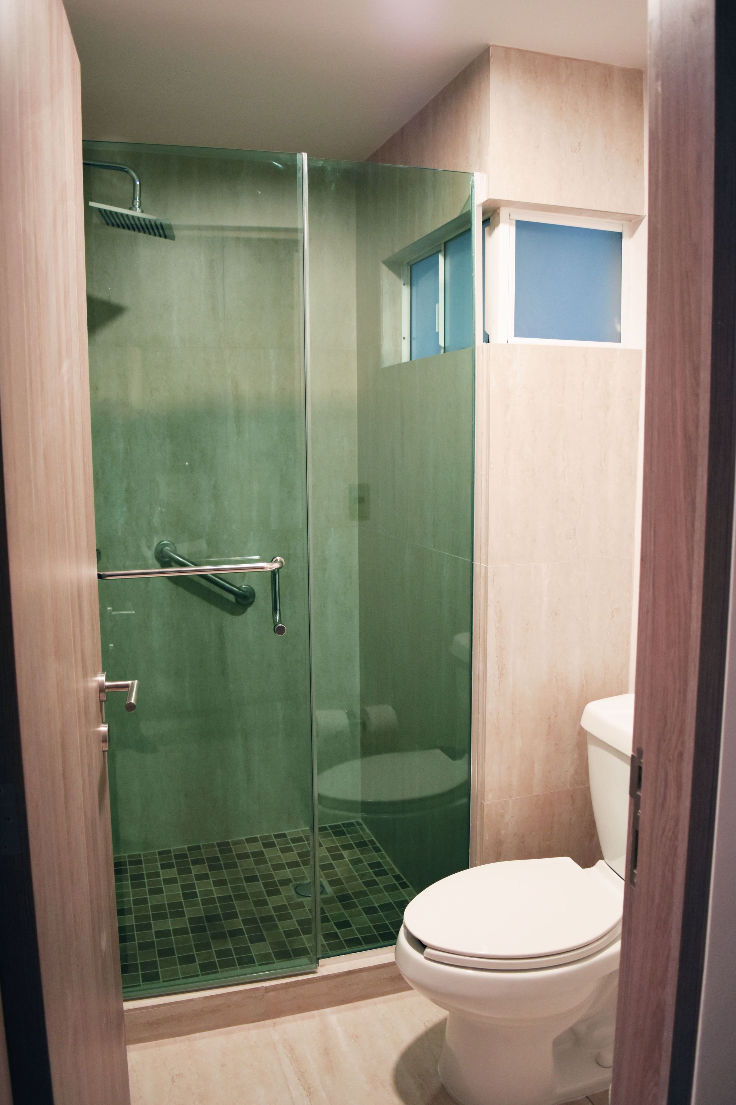 deluxe suite | bathroom | shower, free toiletries, towels