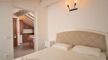 Kamer, balkon | Lakens van Egyptisch katoen, luxe beddengoed, een bureau