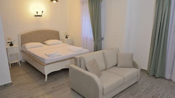 Deluxe Room | Egyptian cotton sheets, premium bedding, desk, blackout drapes