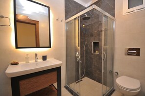 Habitación, balcón | Baño | Regadera, regadera tipo lluvia, secadora de cabello, pantuflas 