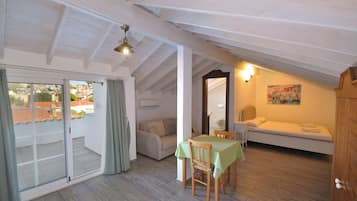 Deluxe kamer, balkon | Lakens van Egyptisch katoen, luxe beddengoed, een bureau