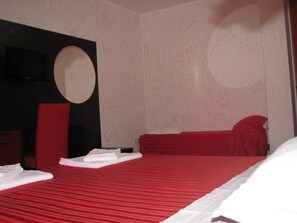 Triple Room | Desk, blackout drapes, iron/ironing board, rollaway beds - B&B Il Girasole (Rogliano)