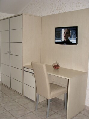 Double Room, Balcony | Desk, blackout drapes, iron/ironing board, rollaway beds - B&B Il Girasole (Rogliano)