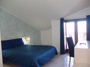 Desk, blackout curtains, iron/ironing board, rollaway beds - B&B Il Girasole (Rogliano)