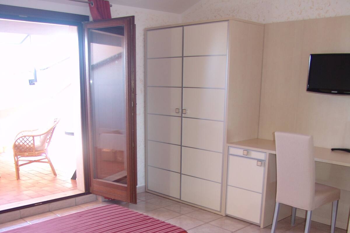 Habitación con 2 camas individuales, balcón | Escritorio, cortinas blackout y tabla de planchar con plancha