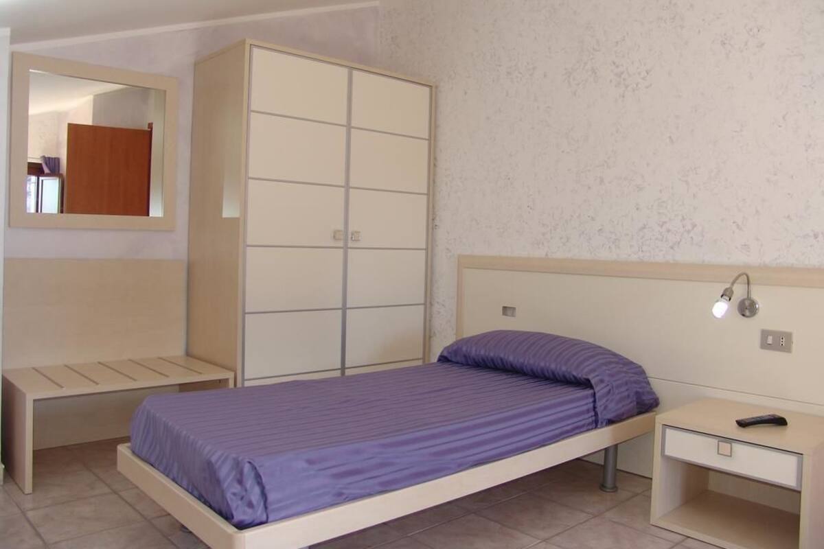 Habitación individual | Escritorio, cortinas blackout y tabla de planchar con plancha