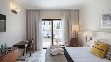 Phòng Deluxe, ban công, quang cảnh hồ bơi | Bộ đồ giường cao cấp, két bảo mật tại phòng, bàn, phòng cách âm