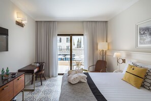 Camera Deluxe, balcone, vista piscina | Biancheria da letto di alta qualità, una cassaforte in camera