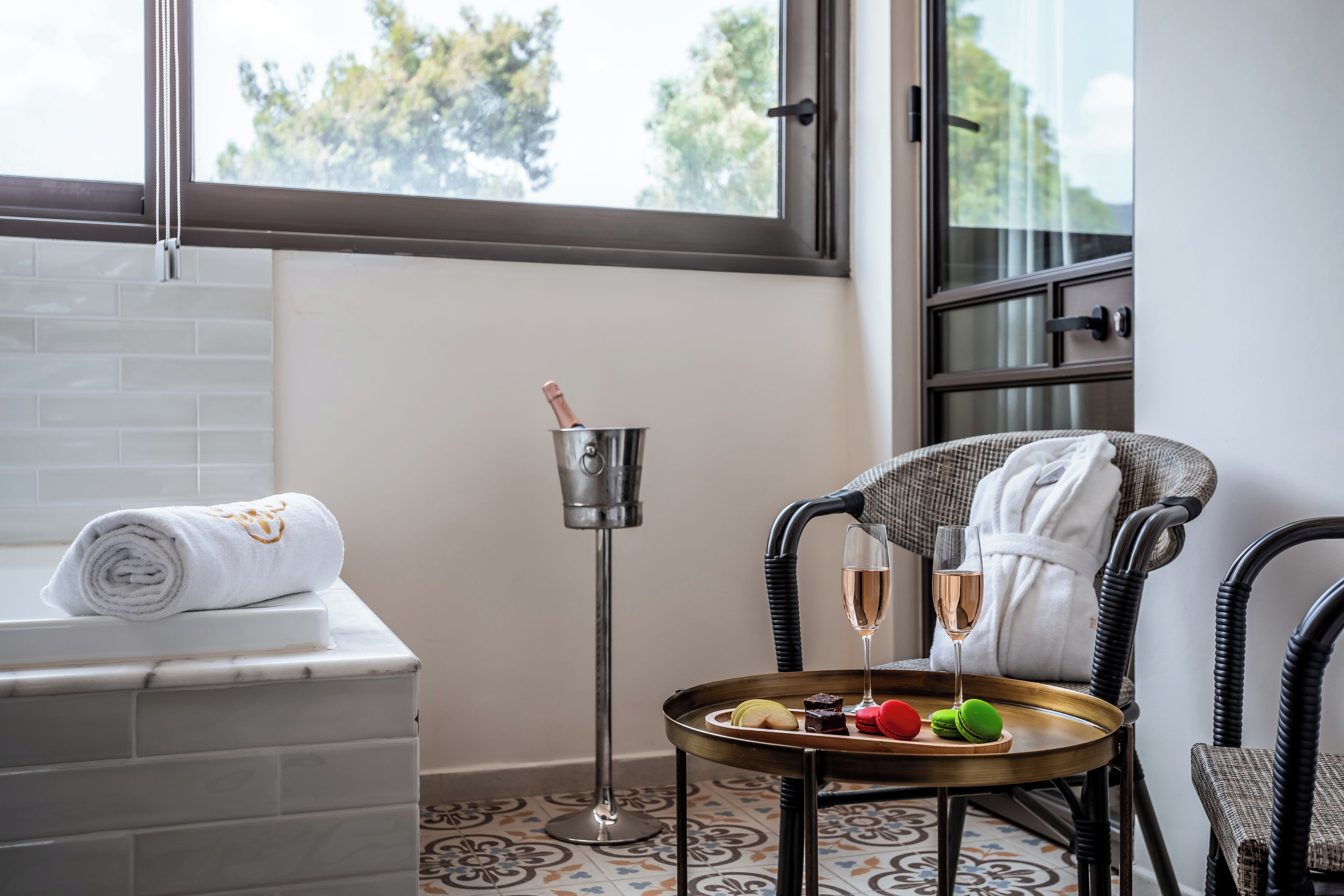 Ropa de cama de alta calidad y caja de seguridad en la habitación 