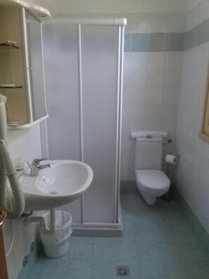 Shower, rainfall showerhead, hair dryer, towels - Hotel Illi  (Massa)