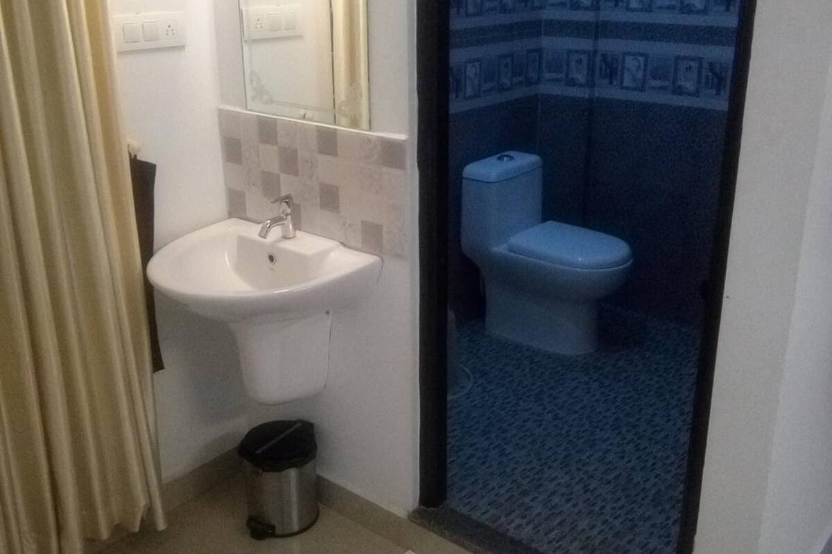 shower, rainfall showerhead, free toiletries, towels