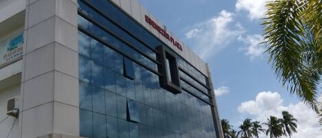 Un immeuble doté d’une grande façade en verre et d’une enseigne indiquant « EECONIZER PLAZA ».