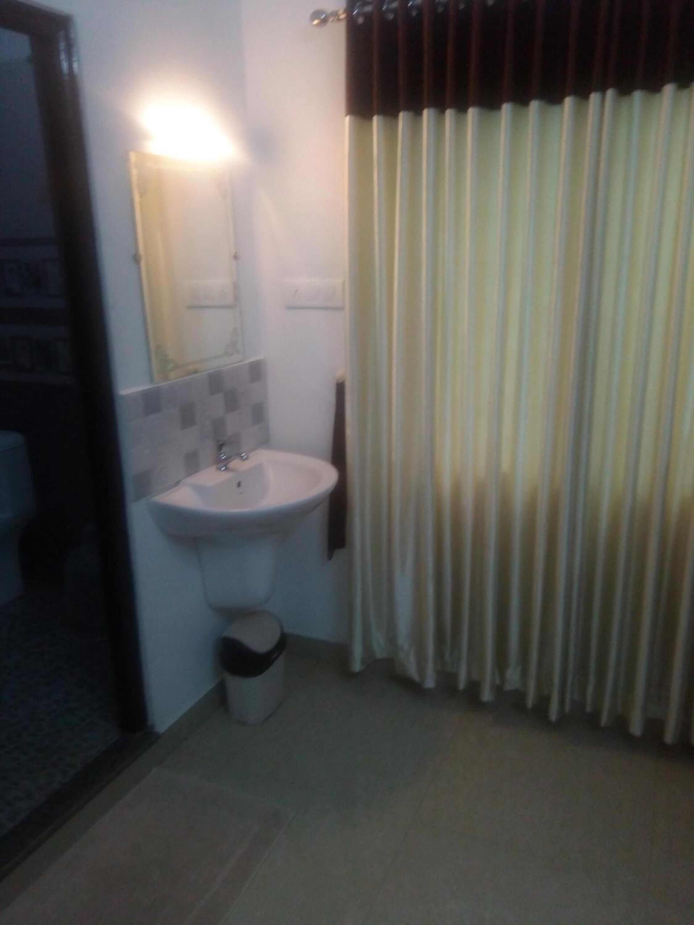 shower, rainfall showerhead, free toiletries, towels