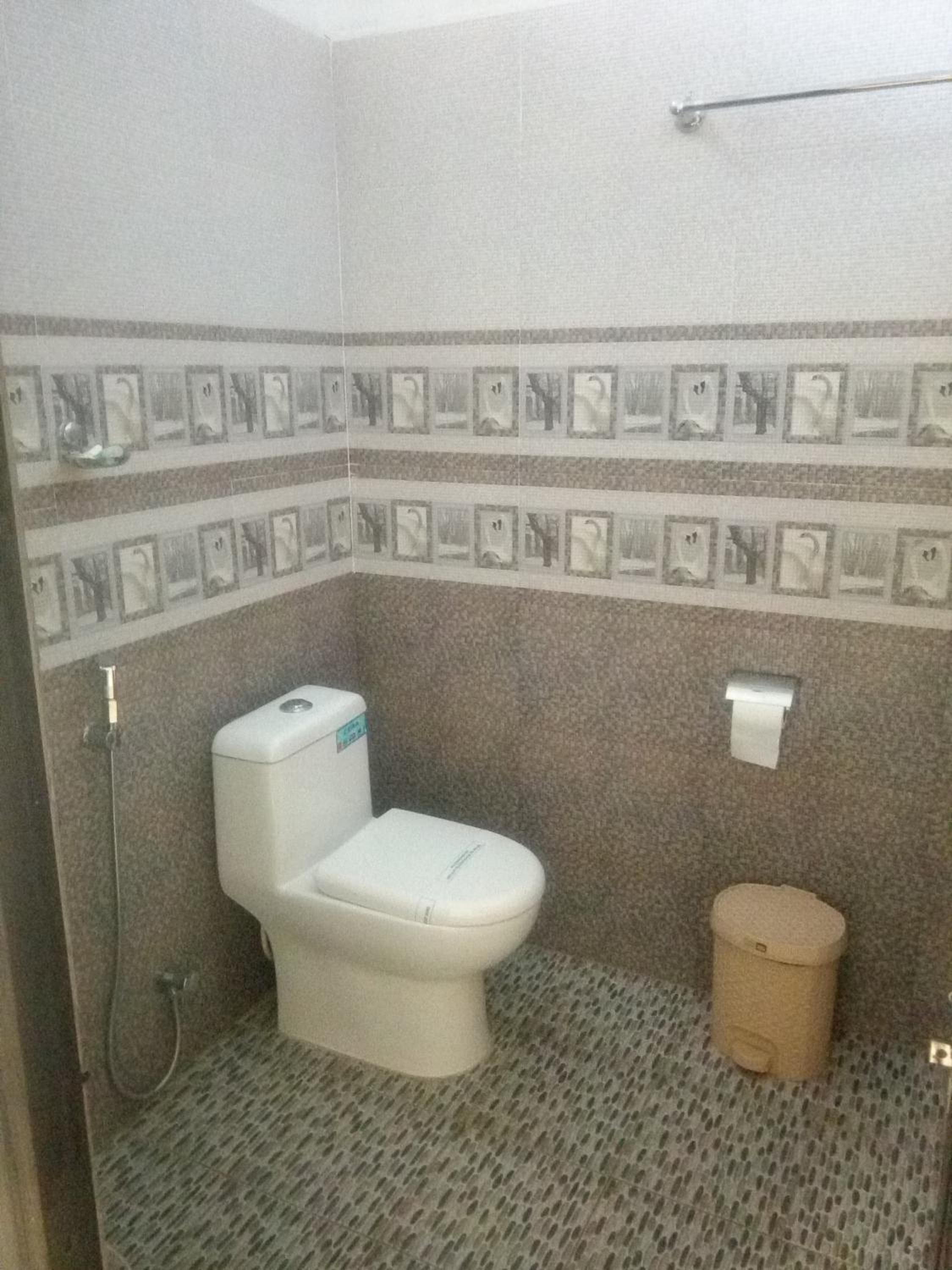 shower, rainfall showerhead, free toiletries, towels