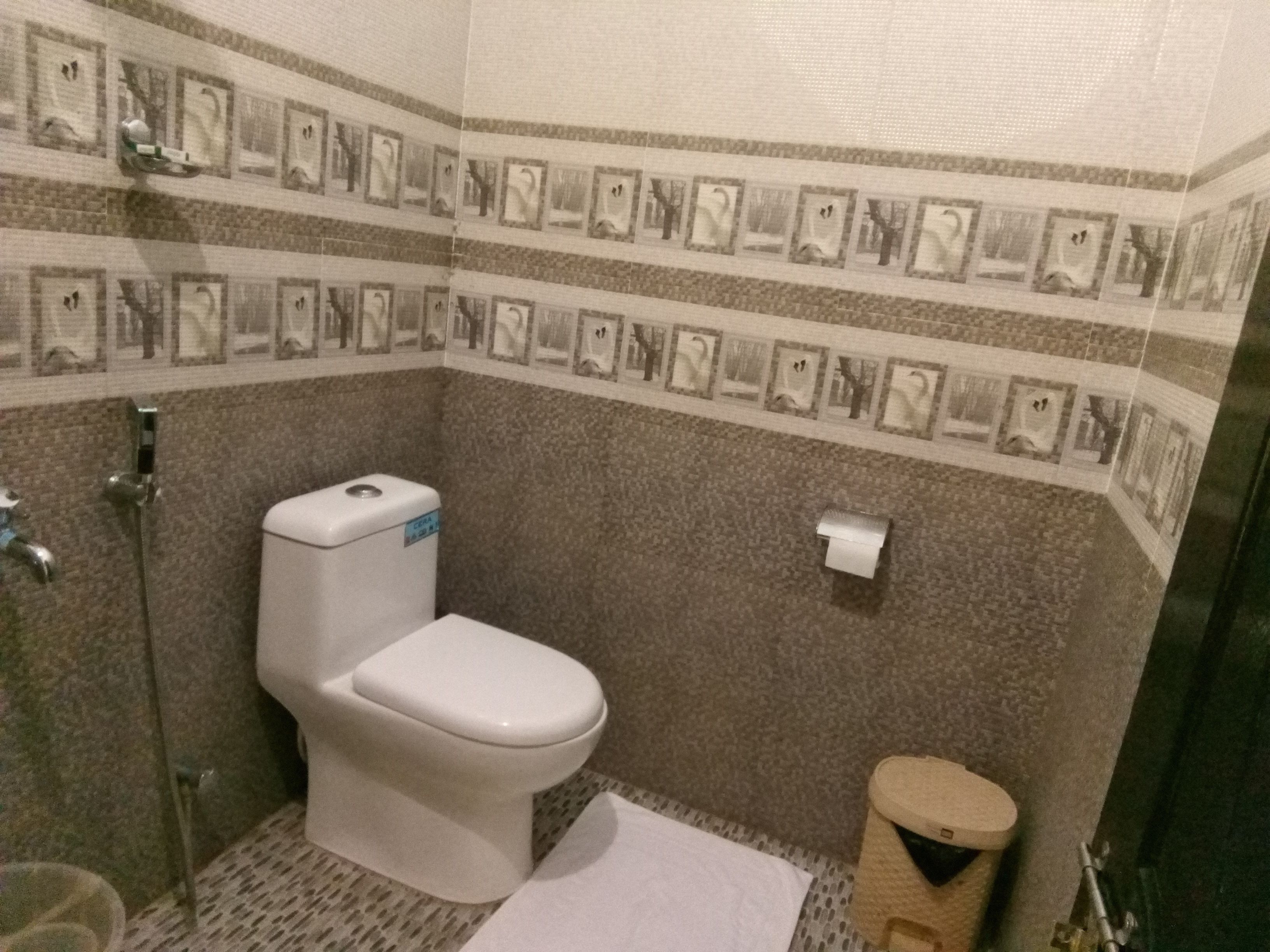 shower, rainfall showerhead, free toiletries, towels