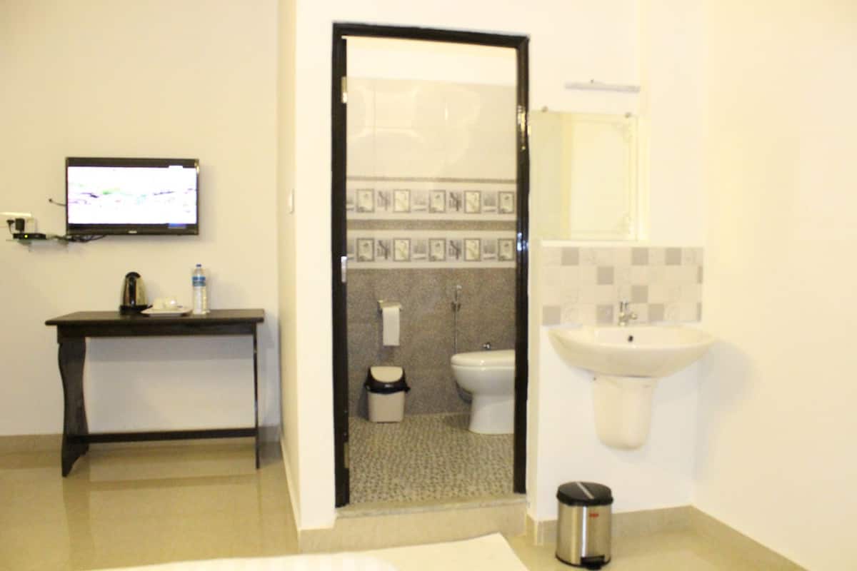 shower, rainfall showerhead, free toiletries, towels