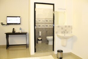 Shower, rainfall showerhead, free toiletries, towels