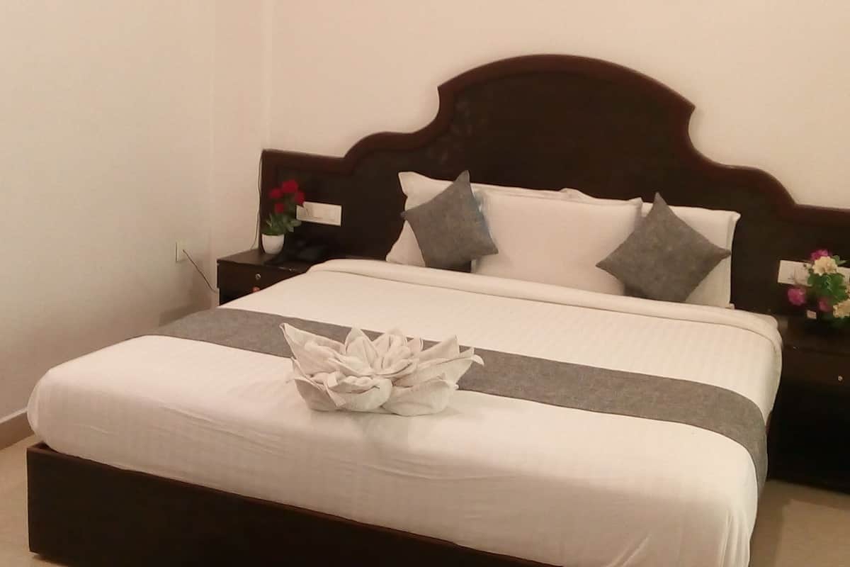 deluxe room, 1 double bed, non smoking | individually furnished, desk, soundproofing, free wifi