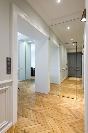 Superior-Apartment, 2 Schlafzimmer | Wohnbereich | Flachbildfernseher