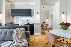 Superior-Apartment, 2 Schlafzimmer | Wohnbereich | Flachbildfernseher