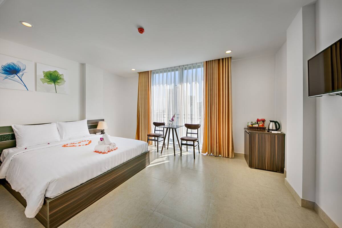 Panoramic Room | Minibar, desk, blackout drapes, soundproofing