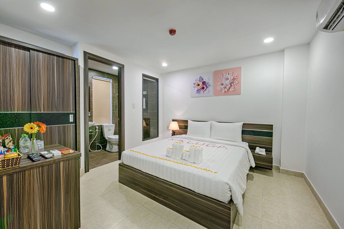 Superior Double Room | Minibar, desk, blackout drapes, soundproofing